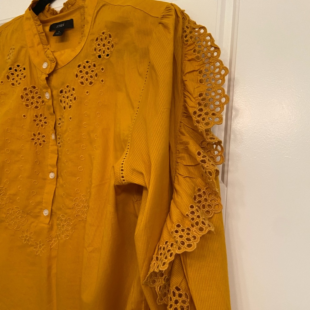 Eyelet top